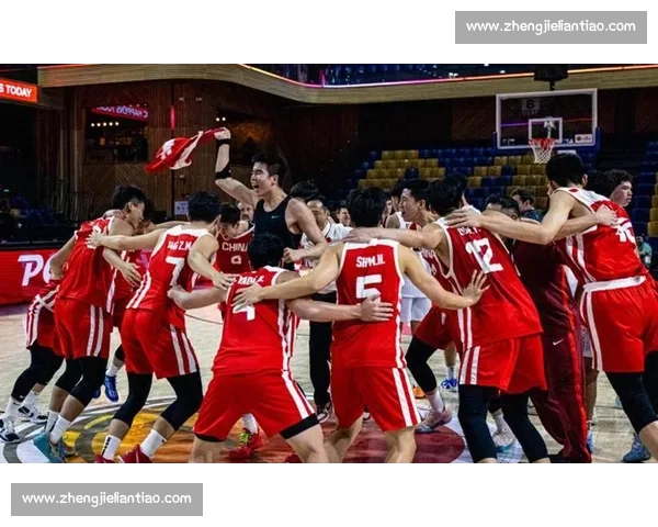 朱俊龙压哨三分点燃亚洲杯首战!中国男篮精妙配合掀翻沙特 朱俊龙压哨三分点燃亚洲杯首战!中国男篮精妙配合掀翻沙特
